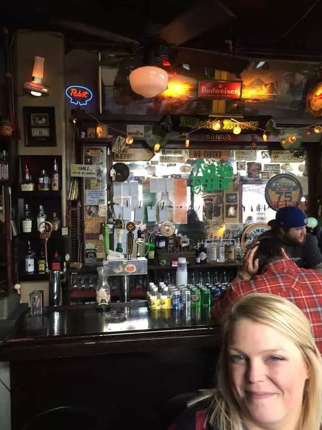 Arnie’s Bar