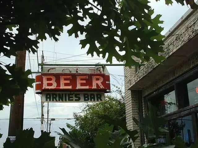 Arnie’s Bar