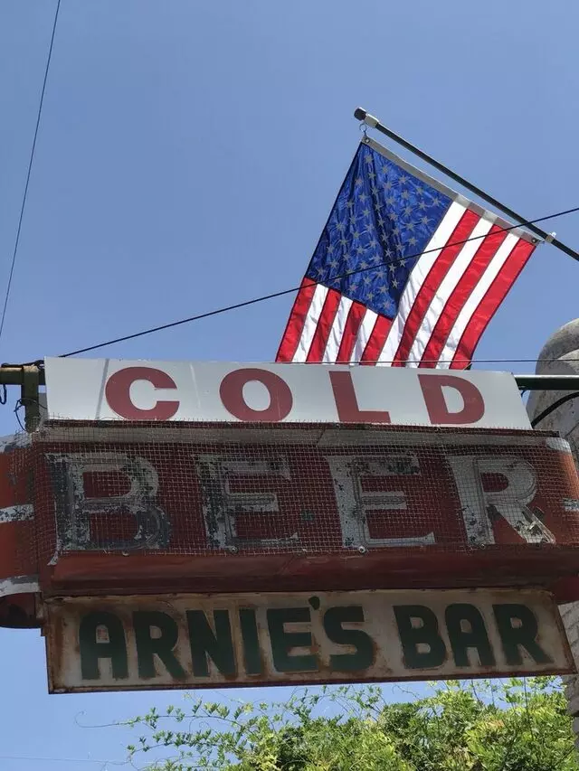Arnie’s Bar